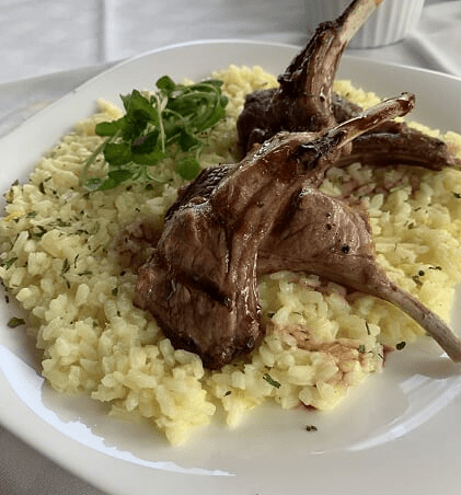 Carré de Cordeiro acompanhado de risoto de limão siciliano